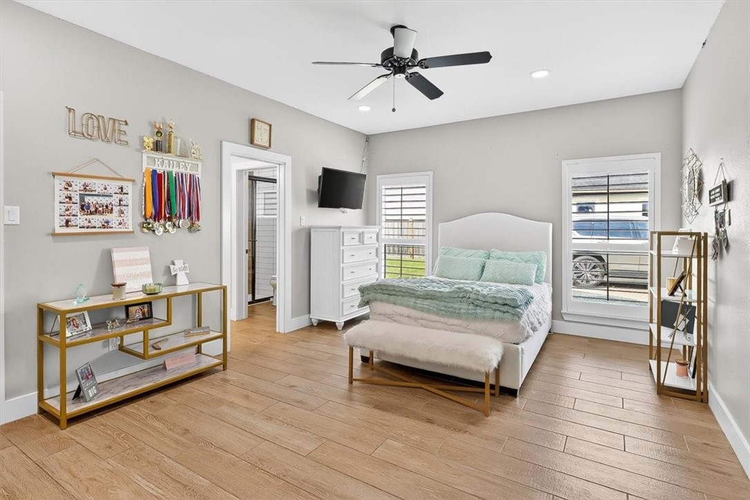 8738 KIng Ranch Drive Corpus Christi, TX 78414 - Photo 29 of 40 a spacious bedroom with a bed and a couch