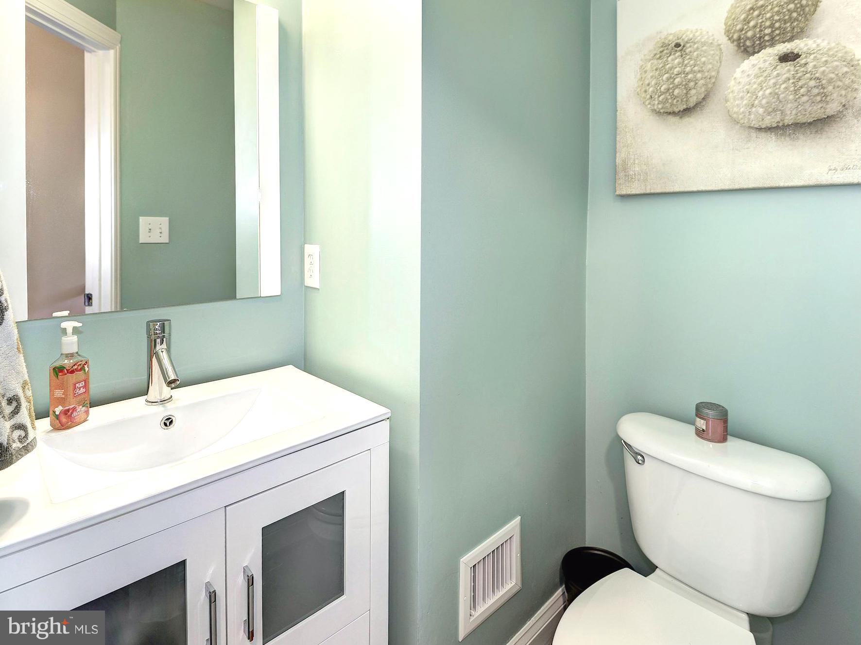 11400 Log Ridge Drive Fairfax, VA 22030 - Photo 7 of 30 a bathroom with a toilet sink and mirror
