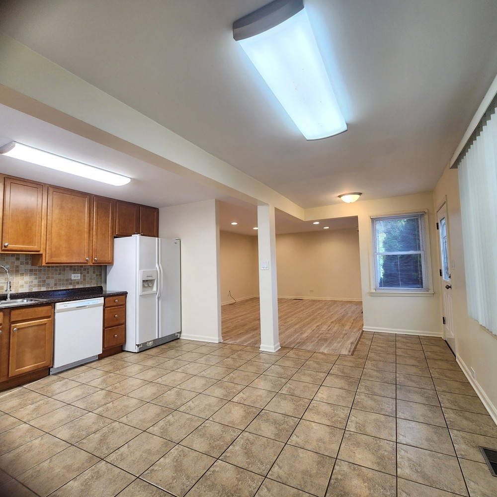 746 South Merle Lane Wheeling, IL 60090 - Photo 4 of 9 Gallery Image 4