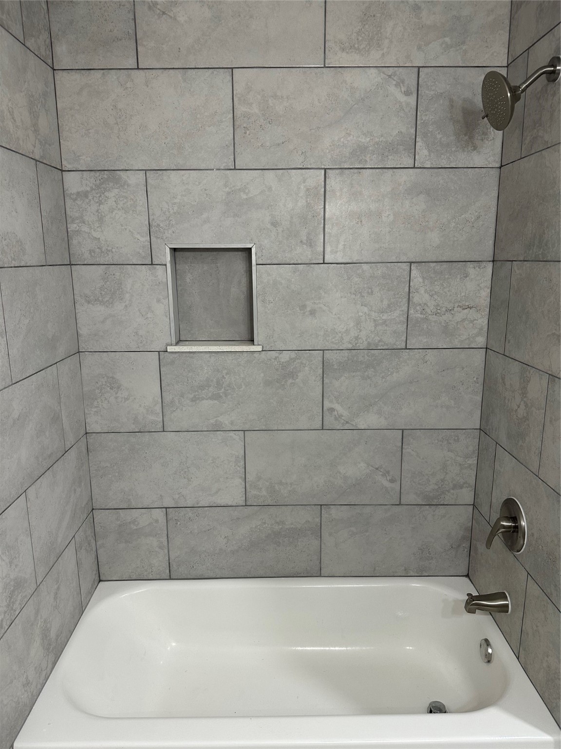 2922 Randolph Road Pasadena, TX 77503 - Photo 15 of 50 a bathroom with a bathtub