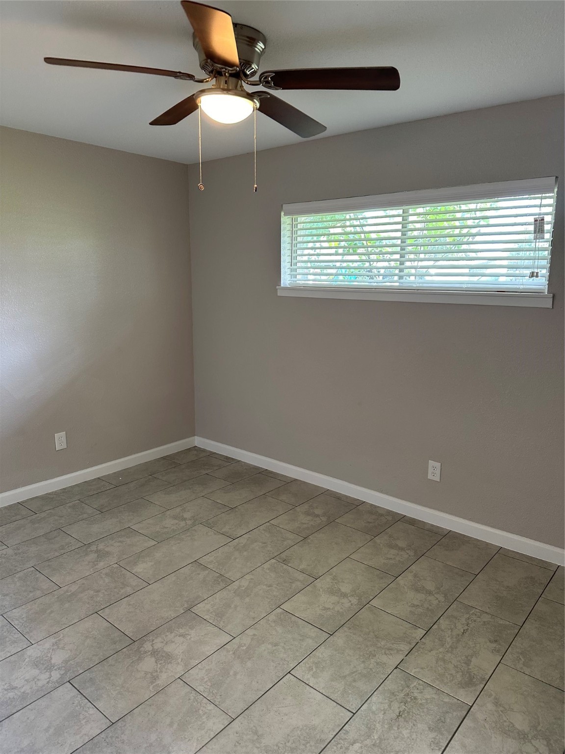 2922 Randolph Road Pasadena, TX 77503 - Photo 17 of 50 en empty room with windows and fan