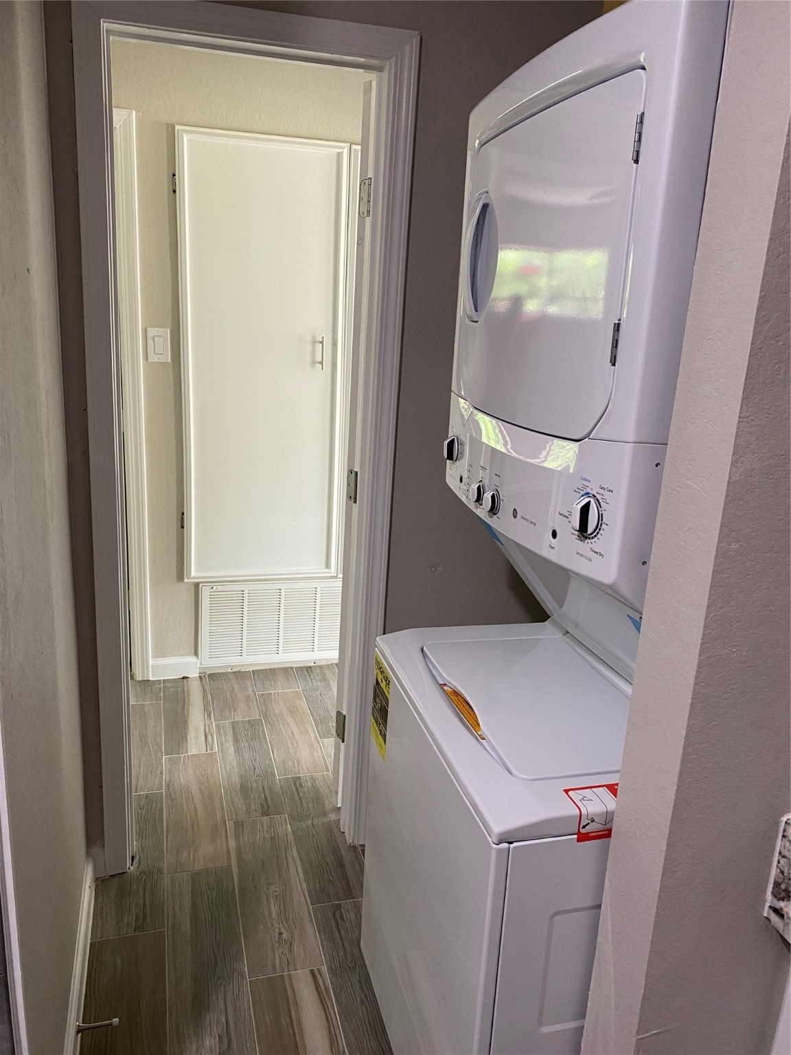 2922 Randolph Road Pasadena, TX 77503 - Photo 37 of 50 a utility room with mirror washer and dryer