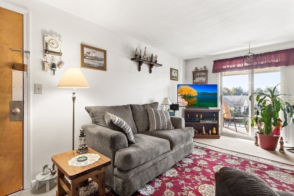 18 Woodman Way, Unit 17 Newburyport, MA 01950 - Photo 15 of 24 a living room with furniture and a window