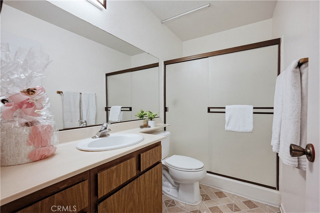 643 Villa Chaparral Road San Jacinto, CA 92583 - Photo 21 of 40 Primary bedroom with walk-in shower.