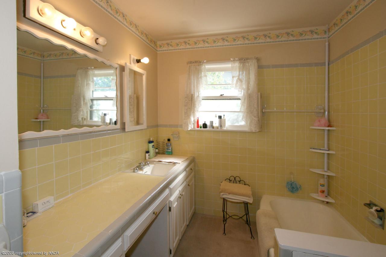 3510 Bristol Road Amarillo, TX 79109 - Photo 7 of 12 hall bath