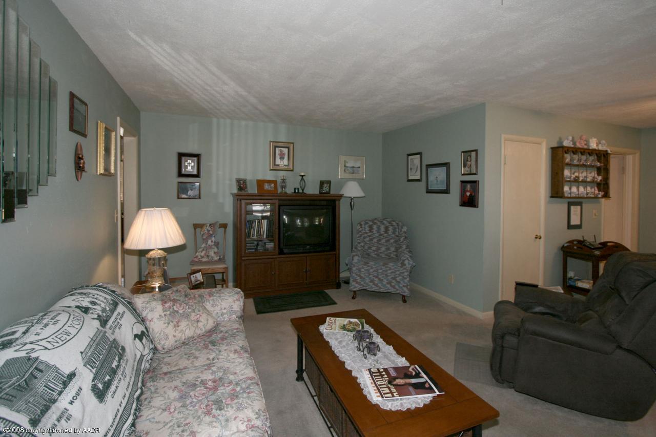 3510 Bristol Road Amarillo, TX 79109 - Photo 9 of 12 living room