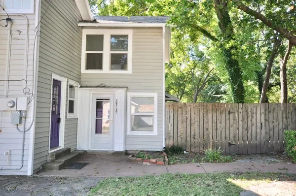 $1,100 | 201 1/2 West Columbia Street, Weatherford, TX 76086
