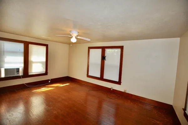 $1,100 | 201 1/2 West Columbia Street, Weatherford, TX 76086