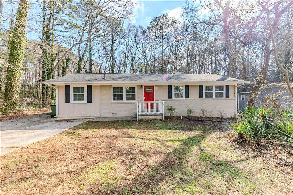 a view of a house with a yard