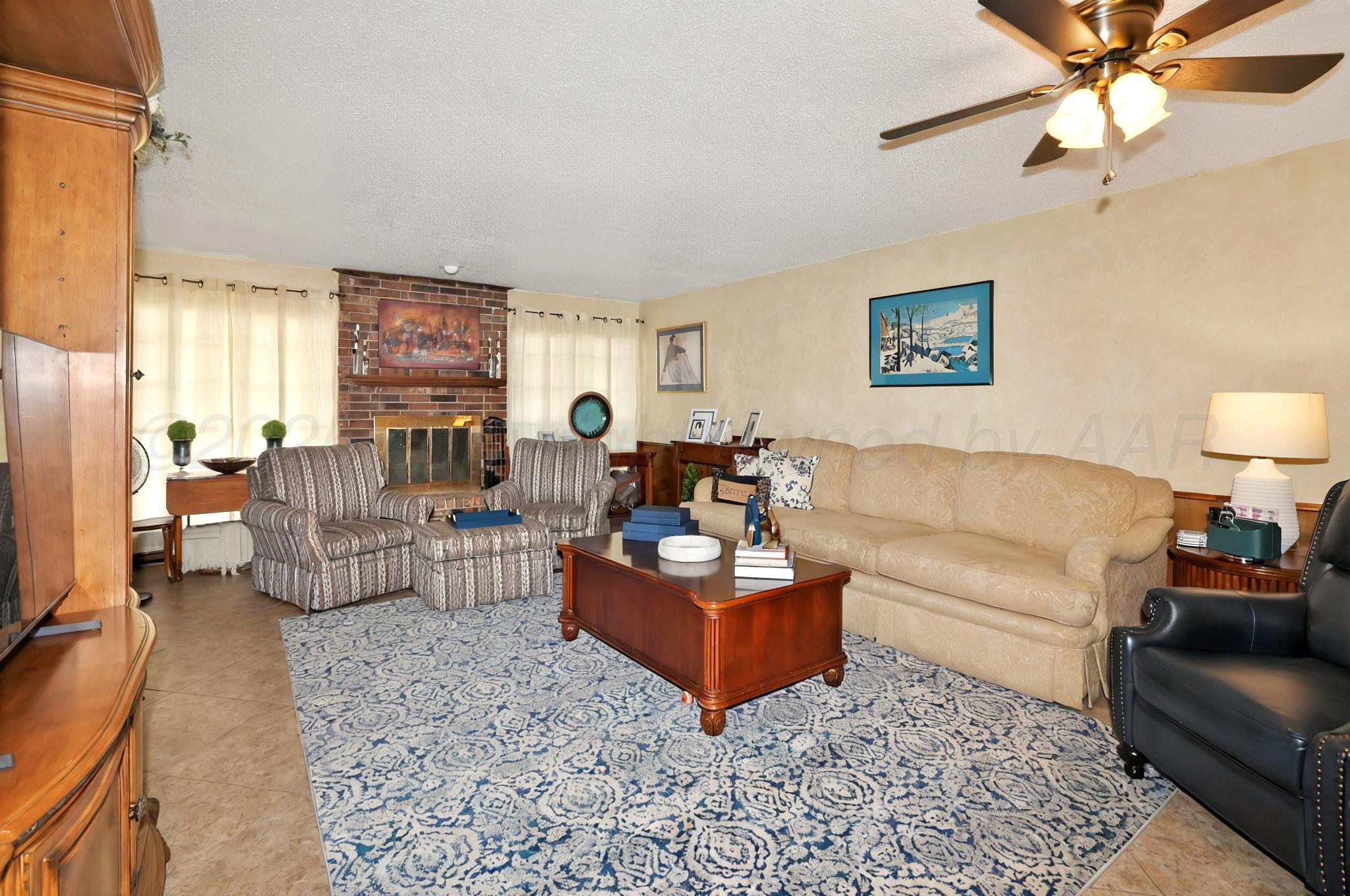 6225-6227 Belpree Road Amarillo, TX 79106 - Photo 20 of 31 a living room with furniture and a large window