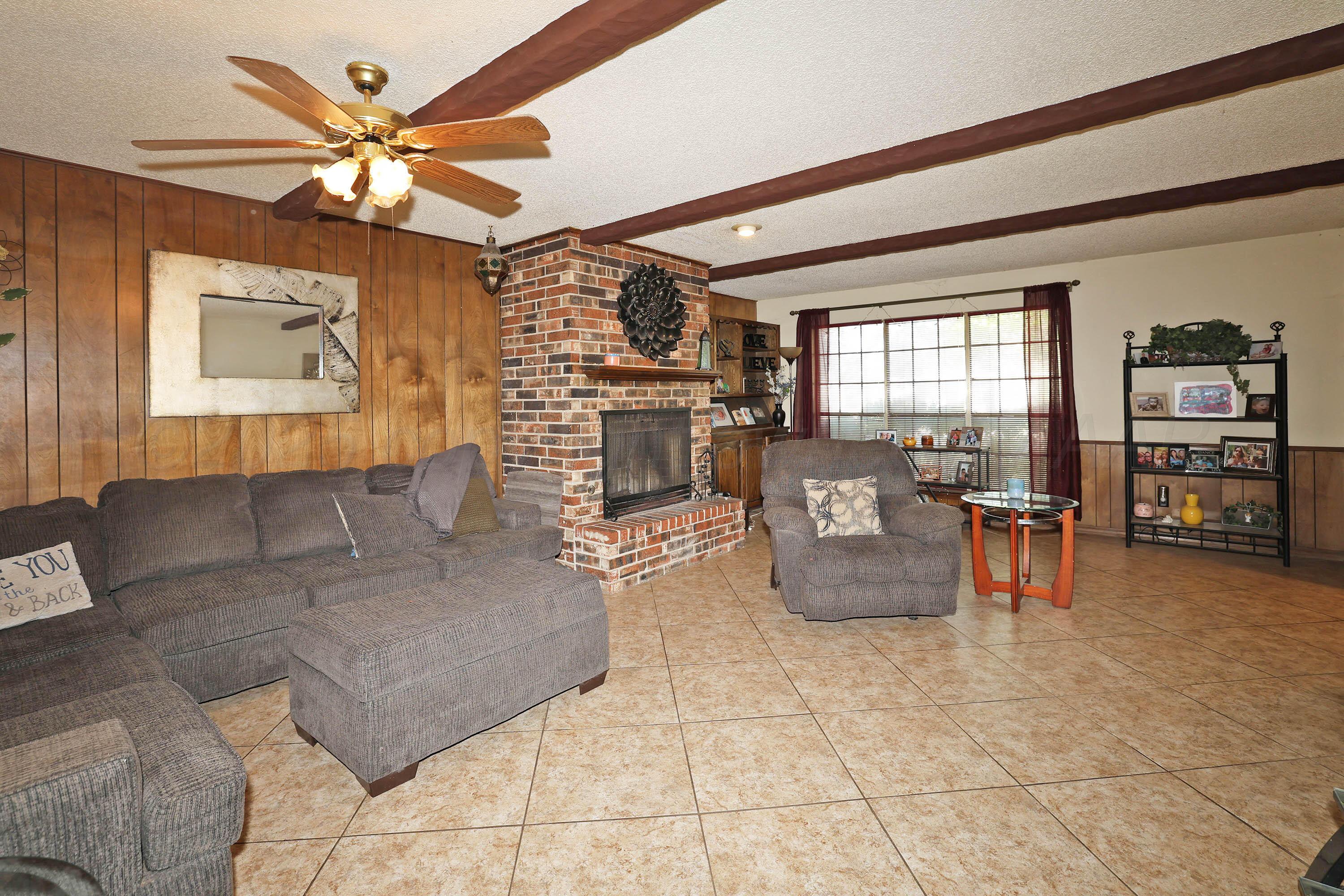 6225-6227 Belpree Road Amarillo, TX 79106 - Photo 4 of 31 a living room with furniture and a flat screen tv