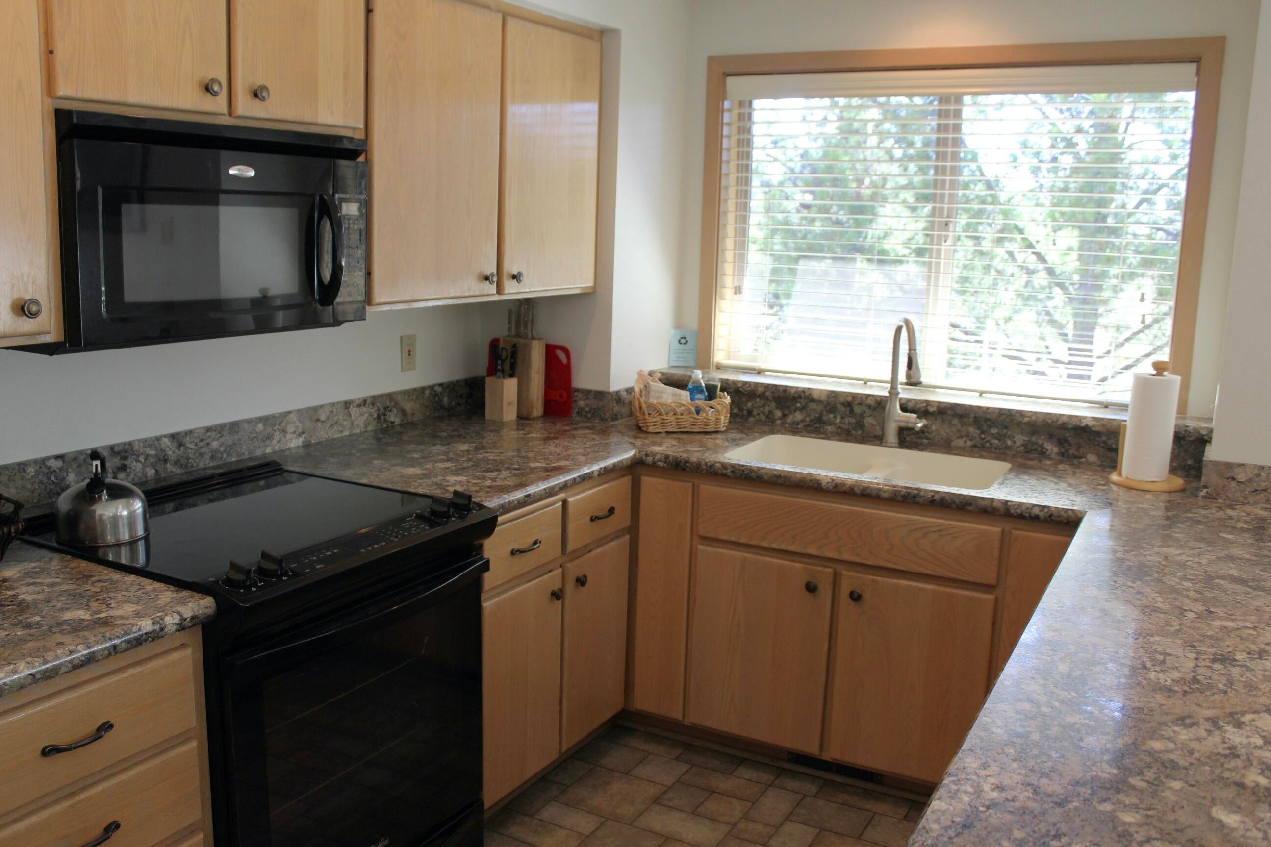 57319 Beaver Ridge Loop, Unit 2D1 Sunriver, OR 97707 - Photo 10 of 28 10-kit-wndw-R2