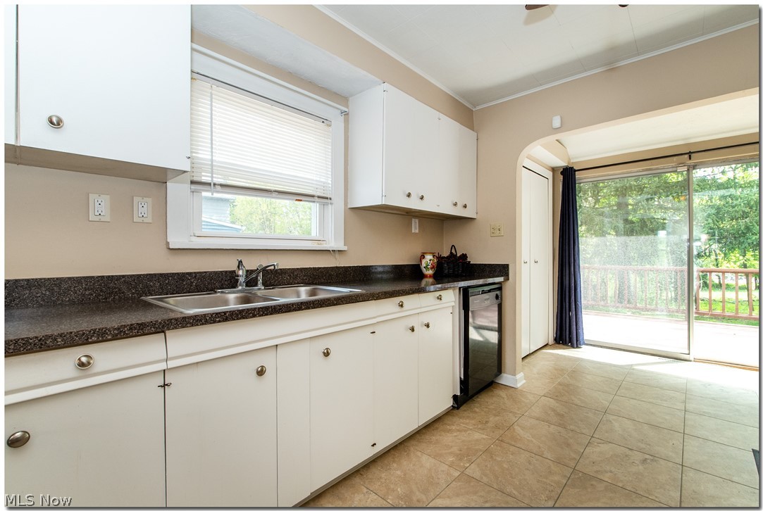 1399 Dill Road Cleveland, OH 44121 - Photo 10 of 35