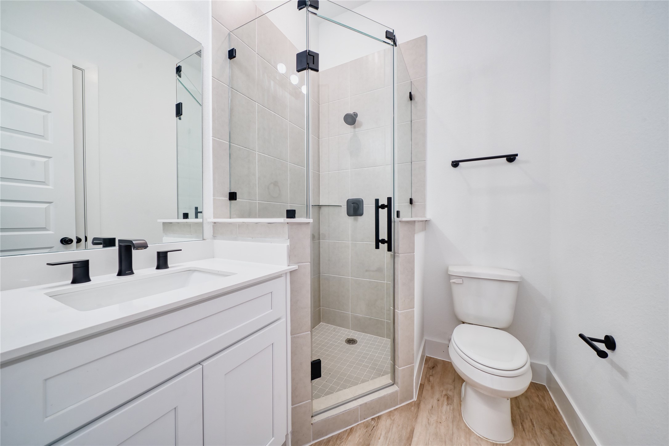 5324 Rue Street Houston, TX 77033 - Photo 14 of 28 Upstairs - second bedroom bathroom.