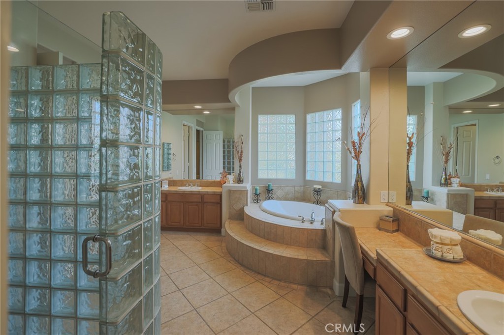 17 Bellisimo Court Rancho Mirage, CA 92270 - Photo 23 of 42 Primary bedroom bath with soking tub and shower