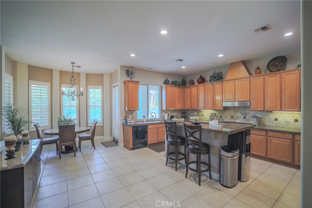 17 Bellisimo Court Rancho Mirage, CA 92270 - Photo 6 of 42 Kitchen, breakfast nook and coffee bar