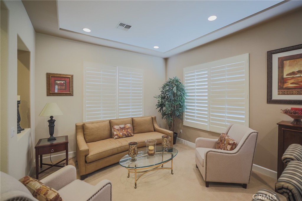 17 Bellisimo Court Rancho Mirage, CA 92270 - Photo 8 of 42 Living room