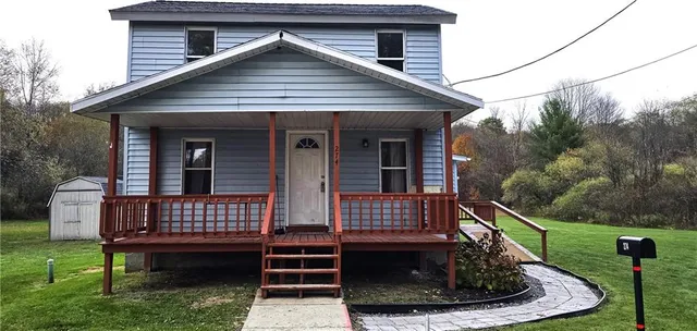 a view of a house with backyard