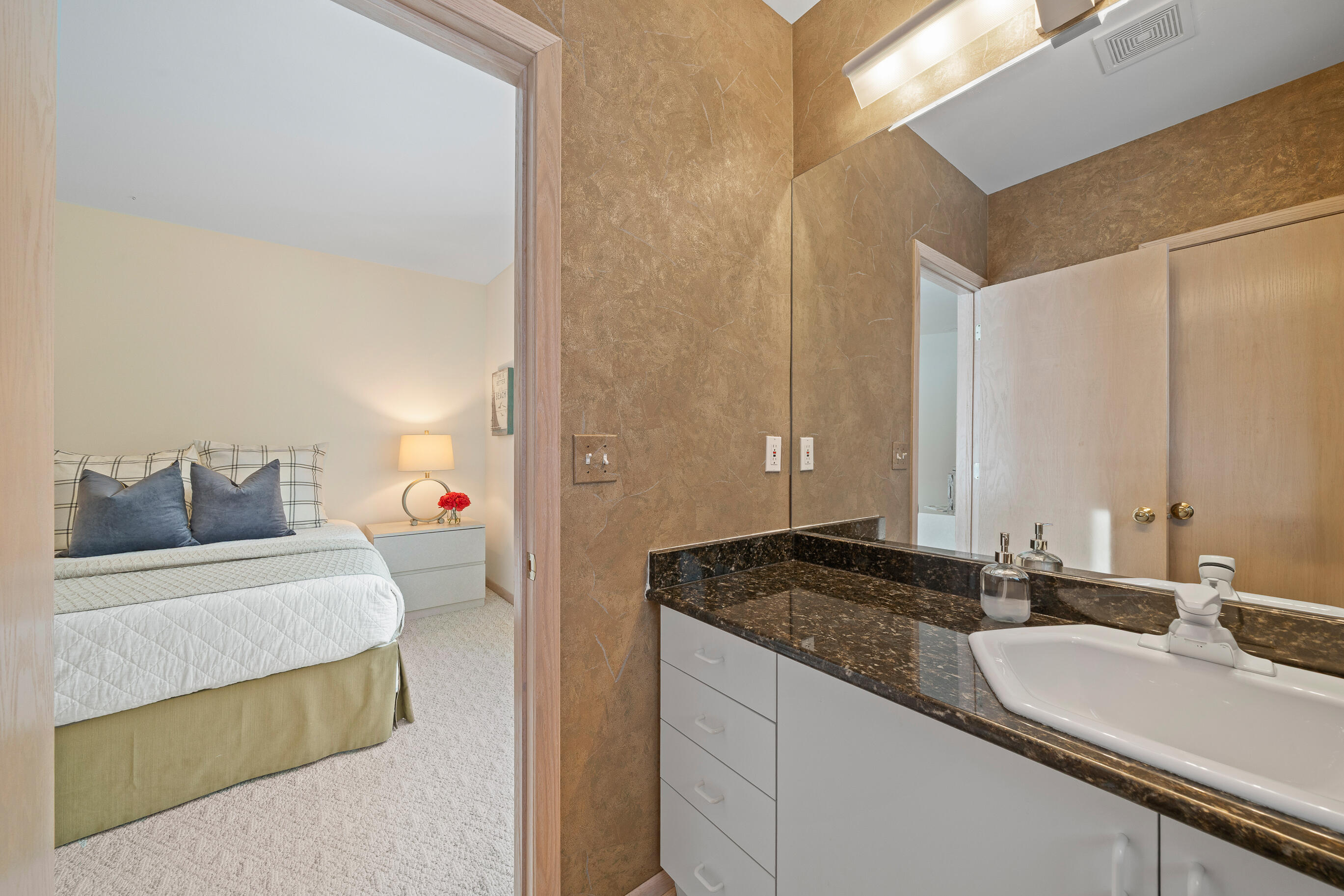 410 Deerpath West Fontana, WI 53125 - Photo 48 of 77 guest bath lower