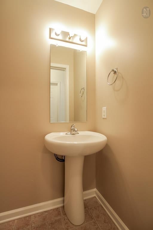 535 Lafayette Road, Unit H4 Clarksville, TN 37042 - Photo 11 of 24 a bathroom with a sink and mirror