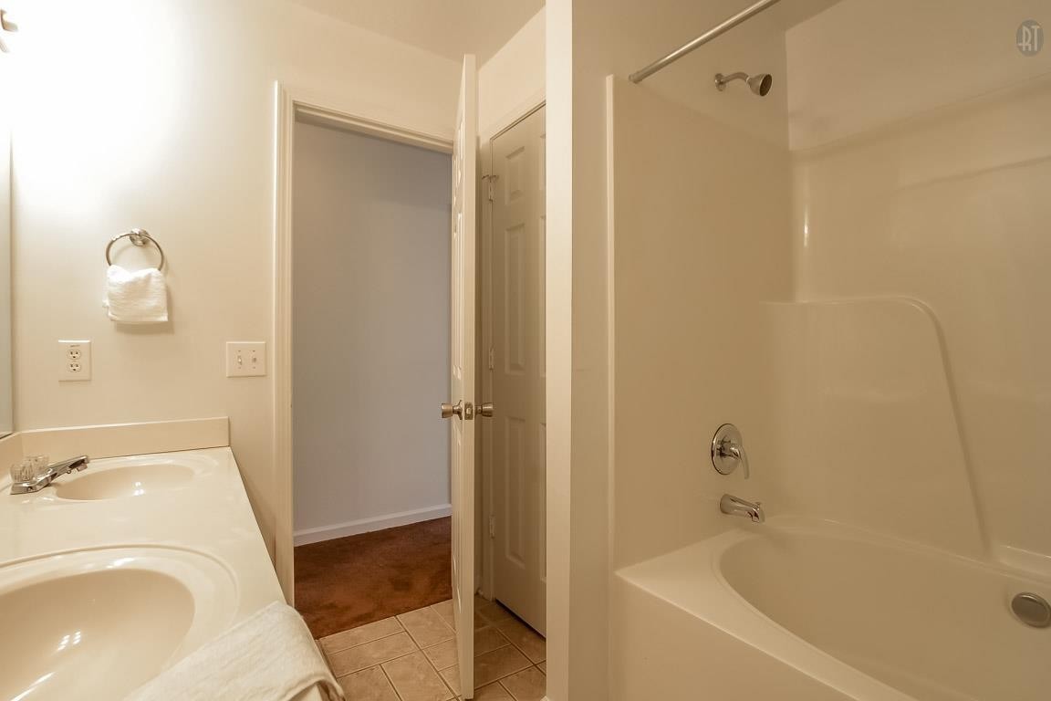 535 Lafayette Road, Unit H4 Clarksville, TN 37042 - Photo 19 of 24 a bathroom with a sink and a tub