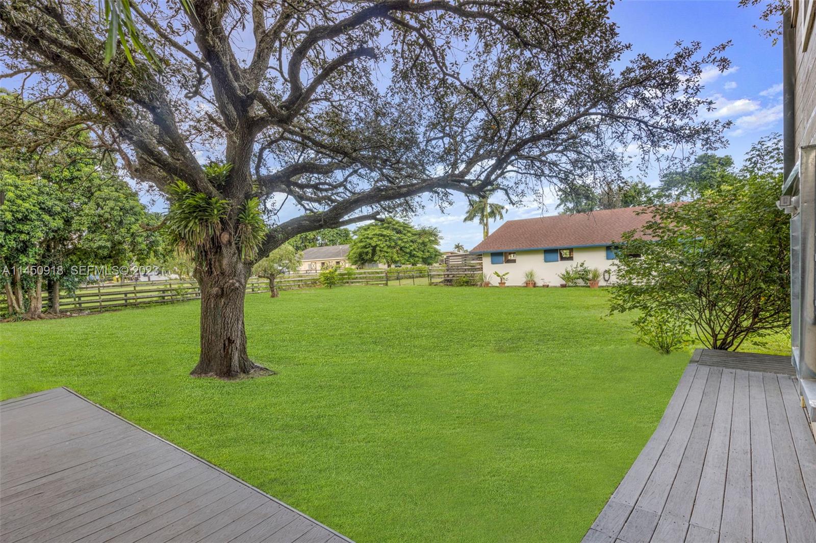 6410 Melaleuca Road Southwest Ranches, FL 33330 - Photo 28 of 50 a view of a garden with a tree
