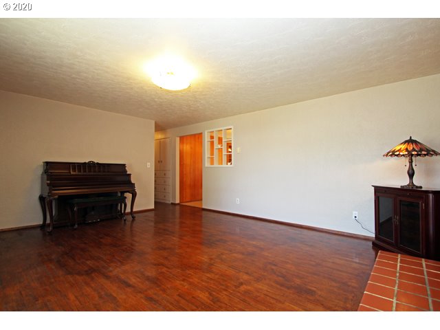 2133 Otto Street Springfield, OR 97477 - Photo 3 of 32
