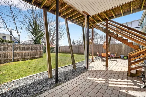 a view of a backyard