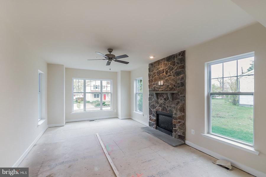 1623 Bishop Road Edgewater, MD 21037 - Photo 8 of 13 Living Room