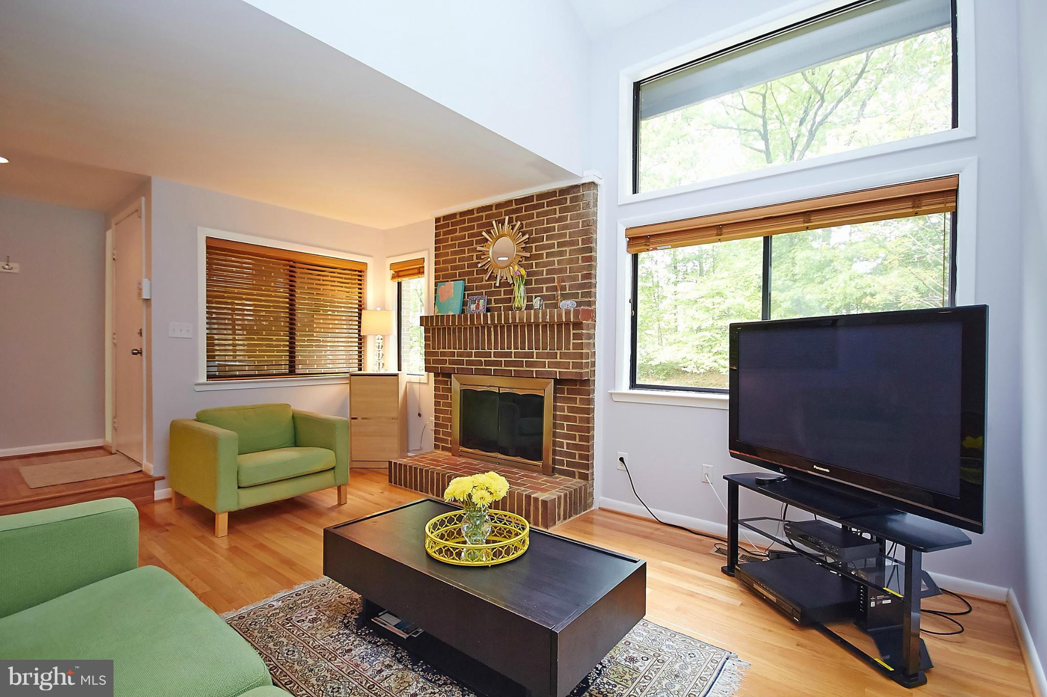 2021 Winged Foot Court Reston, VA 20191 - Photo 7 of 28 Living Room - Light