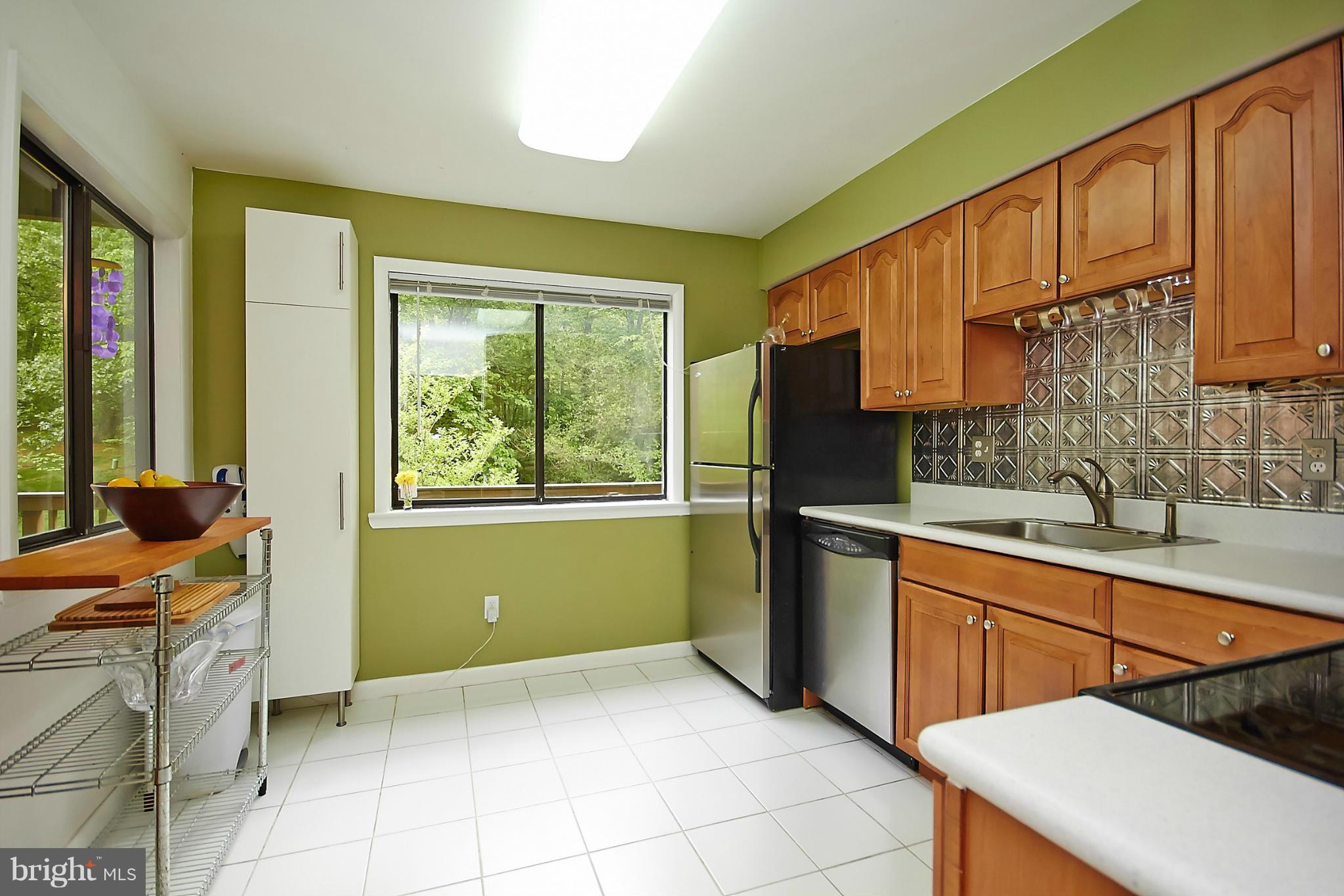 2021 Winged Foot Court Reston, VA 20191 - Photo 9 of 28 Kitchen