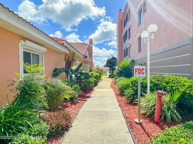 a view of a pathway with house on both side