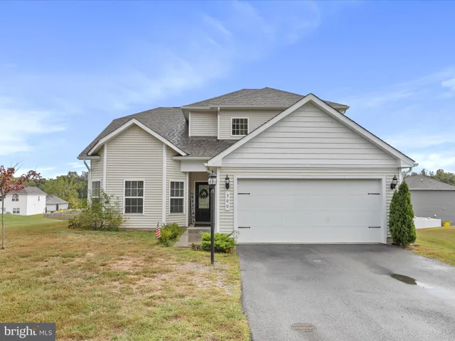 a view of a house with backyard