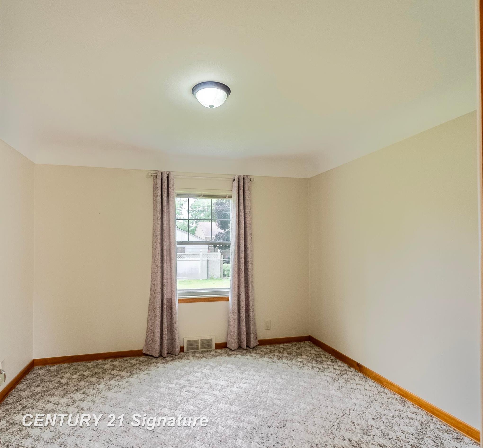 505 South McLellan Street Bay City, MI 48708 - Photo 9 of 15 50179281-53d96d62-03fe-489a-8f87-e362a2941f62.JPG