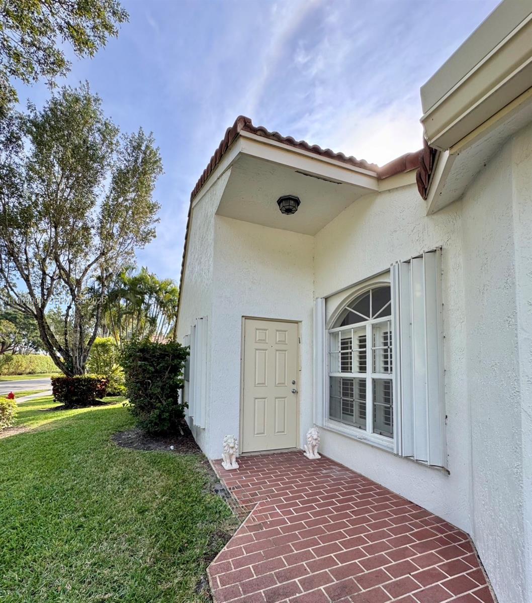 6050 Heliconia Road, Unit 6050 Delray Beach, FL 33484 - Photo 4 of 29 a backyard of a house with large trees