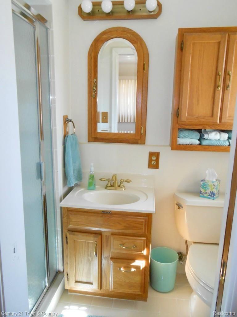 685 Lynndale Court Rochester, MI 48309 - Photo 26 of 56 Mstr Bath 1.jpg