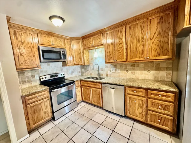 $1,250 | 2201 North Grand Boulevard, Unit 8, Pearland, TX 77581