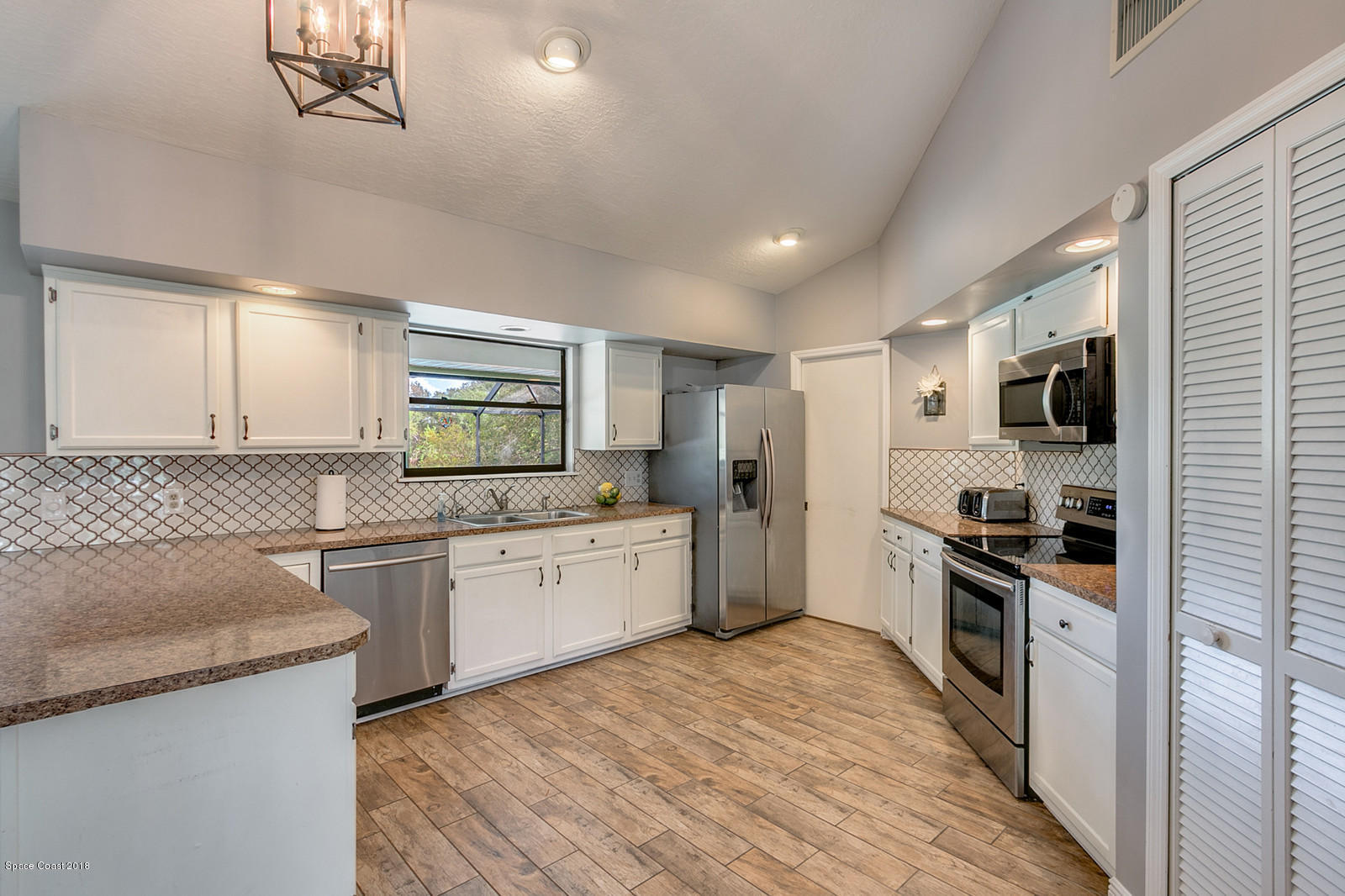 4300 Country Road Melbourne, FL 32934 - Photo 10 of 46 Light and Bright Kitchen