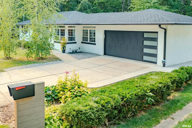 $239,900 | 303 East Lyndale Road, Peoria, IL 61614