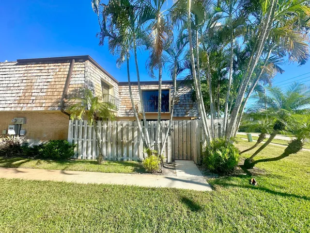 $2,200 | 225 Lake Arbor Drive, Palm Springs, FL 33461