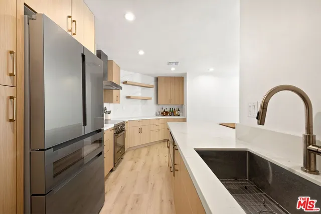 $849,000 | 906 North Doheny Drive, Unit 304, West Hollywood, CA 90069