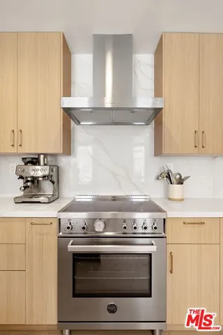 $849,000 | 906 North Doheny Drive, Unit 304, West Hollywood, CA 90069