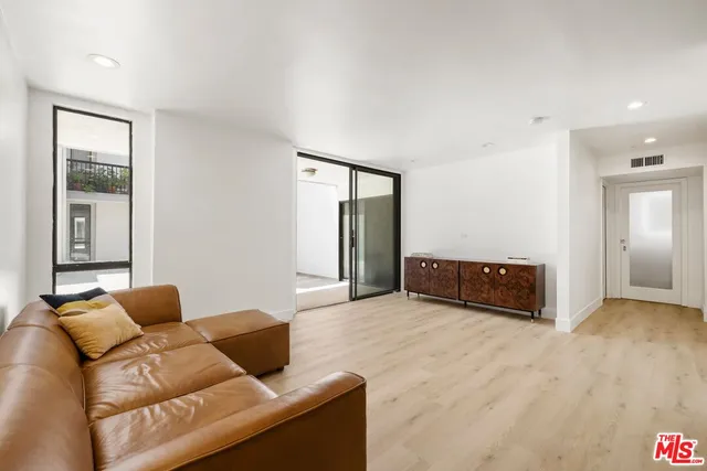 $849,000 | 906 North Doheny Drive, Unit 304, West Hollywood, CA 90069