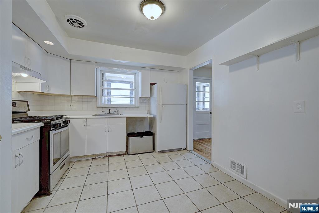 27 Old Short Hills Road West Orange, NJ 07052 - Photo 10 of 35