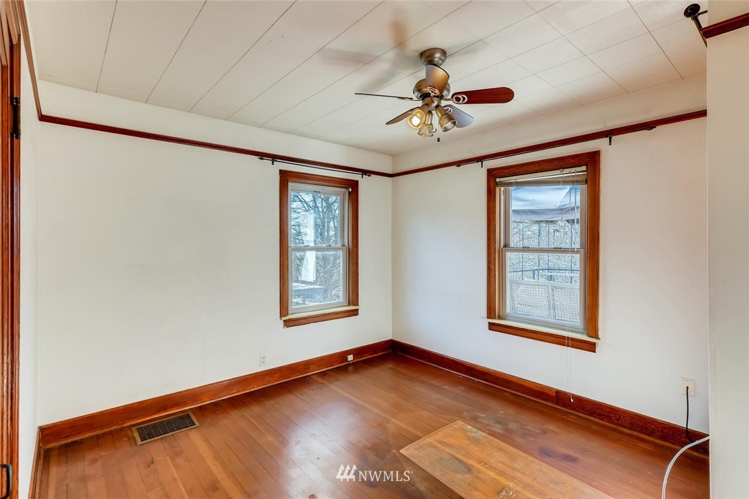 1523 Lake Avenue South Renton, WA 98055 - Photo 13 of 27 an empty room with windows and fan