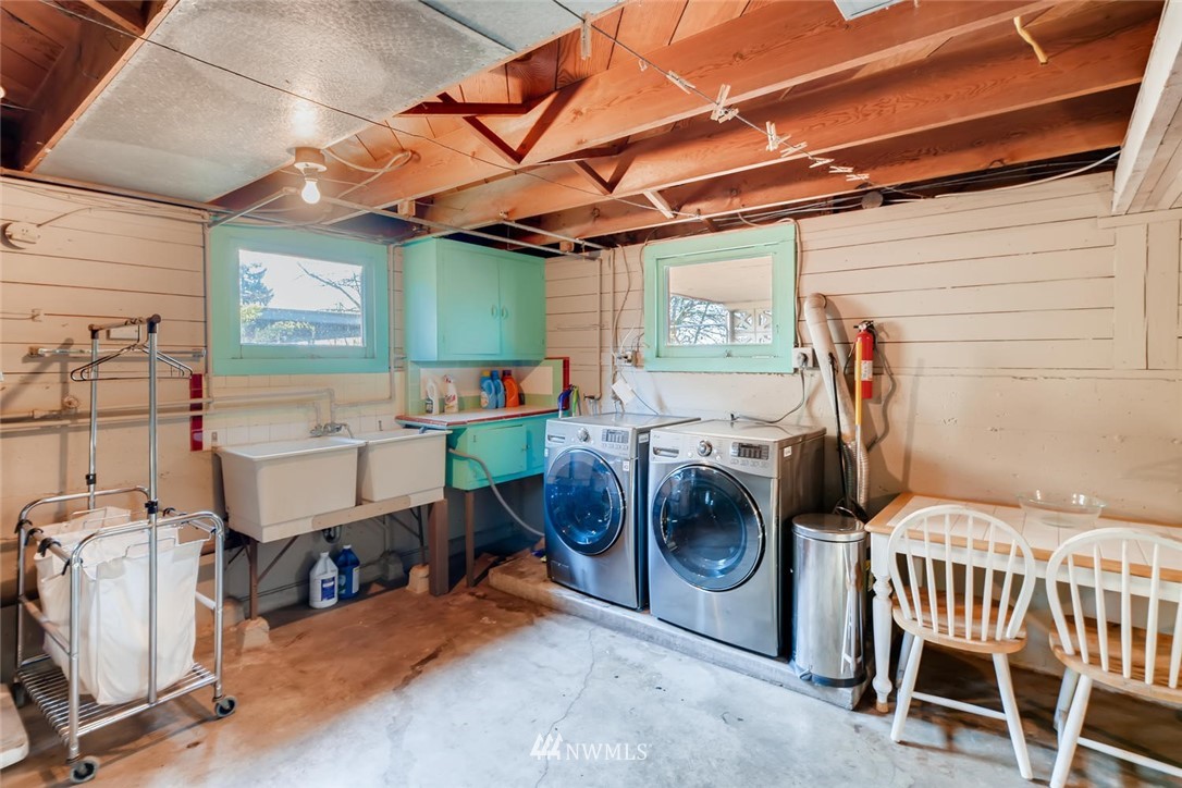 1523 Lake Avenue South Renton, WA 98055 - Photo 20 of 27 a utility room with dryer and washer