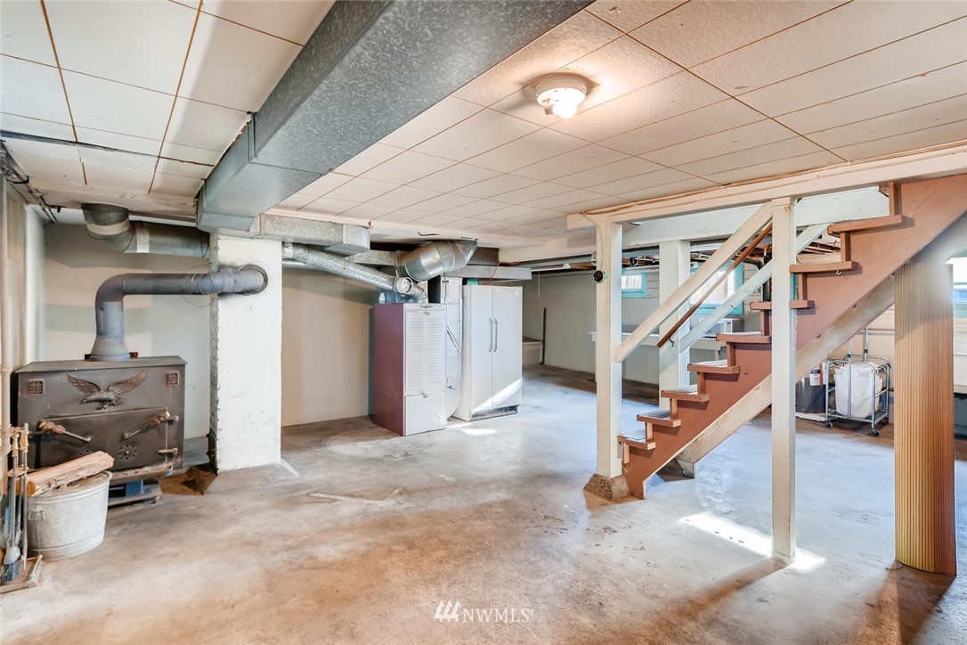 1523 Lake Avenue South Renton, WA 98055 - Photo 22 of 27 a view of a hallway with staircase