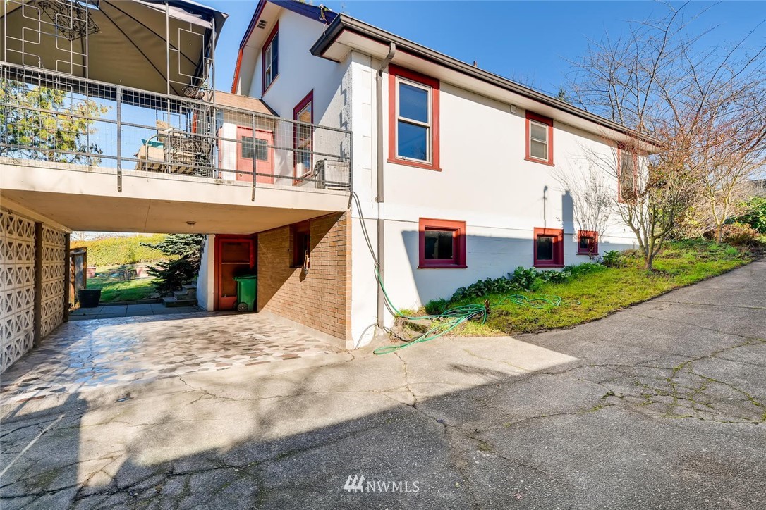1523 Lake Avenue South Renton, WA 98055 - Photo 24 of 27 a view of a building with a street