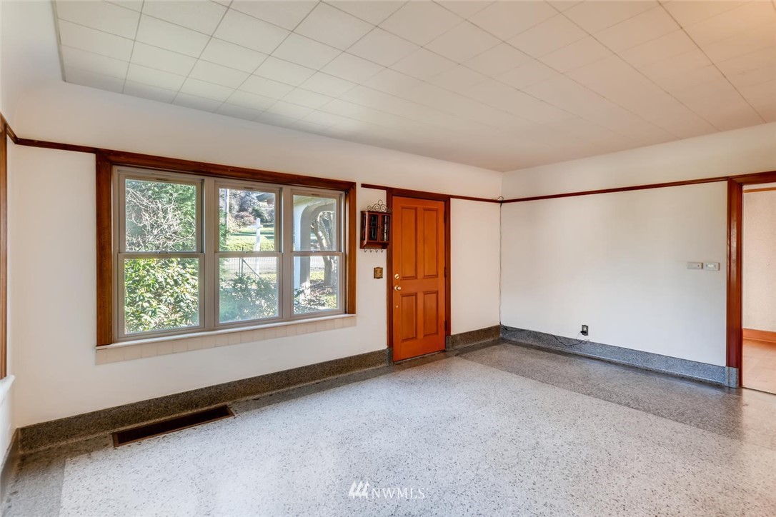 1523 Lake Avenue South Renton, WA 98055 - Photo 4 of 27 an empty room with windows