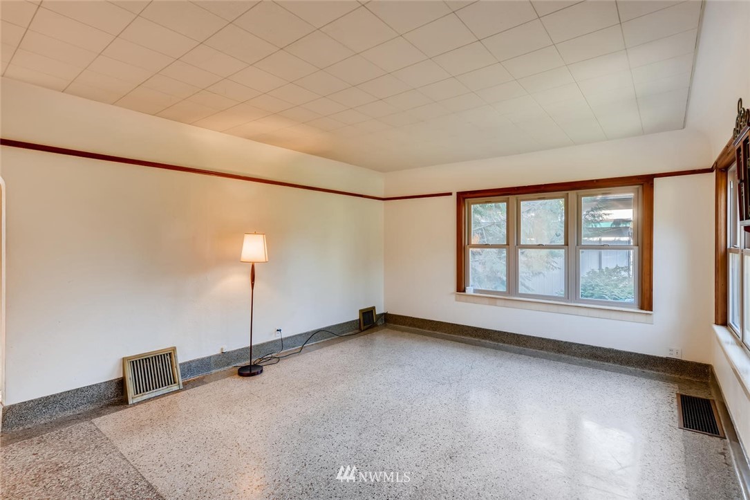 1523 Lake Avenue South Renton, WA 98055 - Photo 5 of 27 a view of an empty room with a window